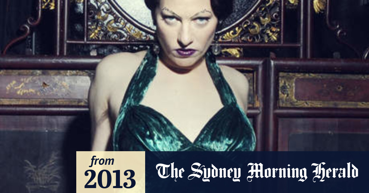 Amanda Palmer shows naked hostility towards tabloid in an 'up yours